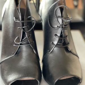 Like new peep toe booties 4 inch by Louise Et Cie